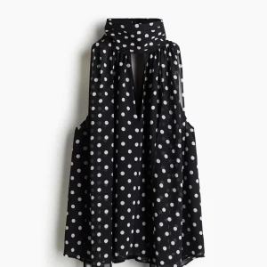  prickig topp hm - Svart prickig topp från hm storlek m. Aldrig använd med prislappen kvar. Bara skriva vid funderingar. 🤍Tar bort annonsen nästa vecka och lämnar tillbaka den i butik. 