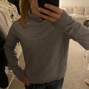 Grå polotröja - Mysig grå polotröja! Tror den är i storlek xs-s och ifårn h&m! Perfekt nu till hösten 
