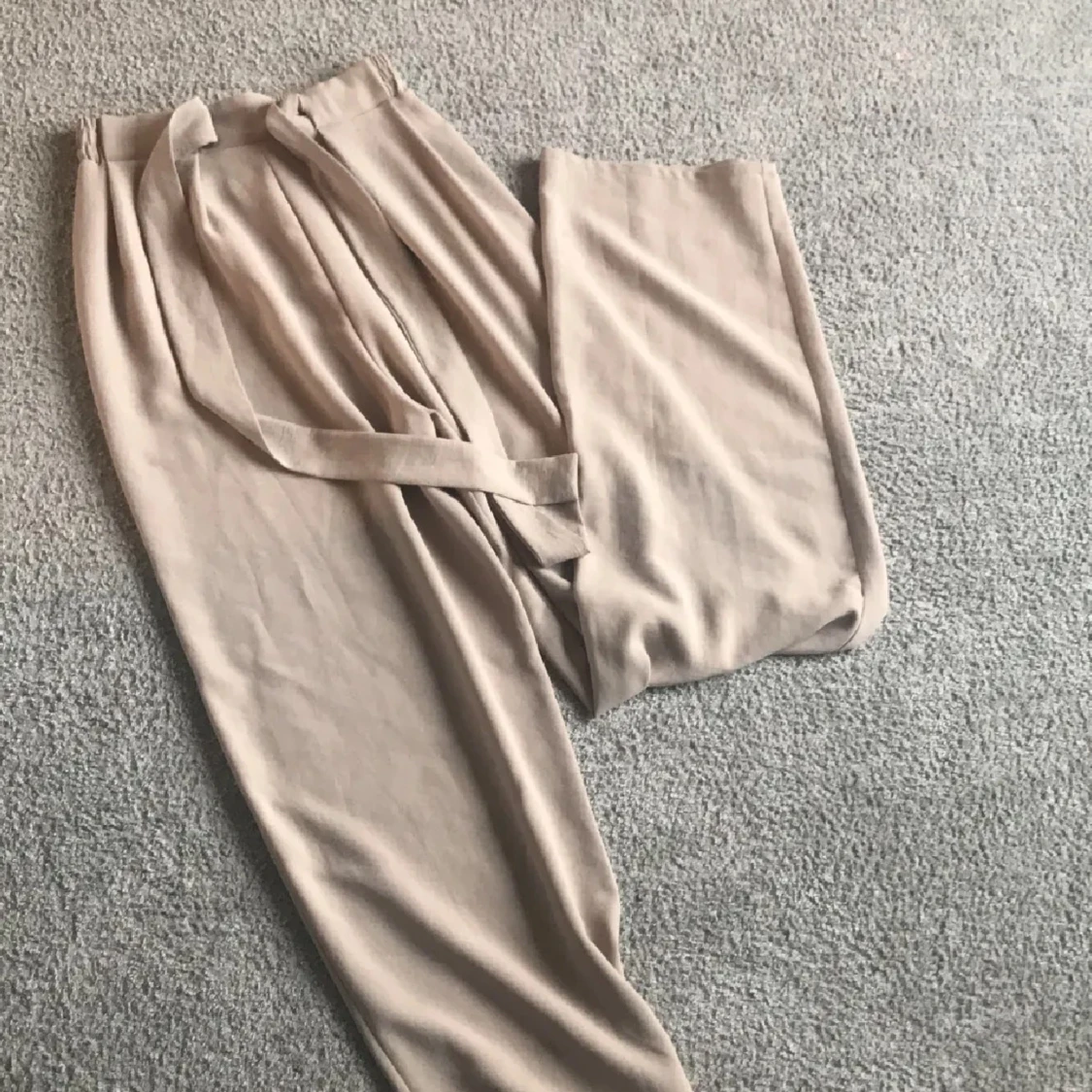 Beiga vida byxor med knytband