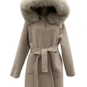 Taupe kappa med pälskrage och bälte - Stilren taupe kappa med stor fluffig pälskrage och knytbälte i midjan. Jackan har långa ärmar, stora fickor och en rak, lite oversized passform. Perfekt för dig som vill ha en classy look med extra lyxig känsla under kalla dagar. Pälskragen består av rävpäls! Kan mötas upp med dock sker det i Stockholm bara! 