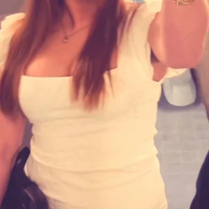 Vit tröja med volangärmar - Jätte snygg vit tröja. Passar lika bra till jeans och kjol nu till hösten. Knappt kommit till användning