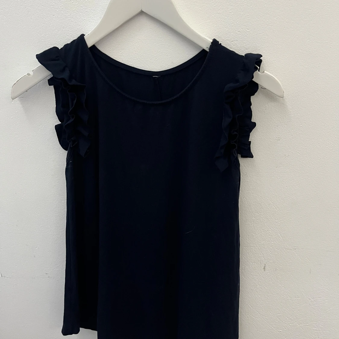 Mörkblå ärmlös topp med volang - 1