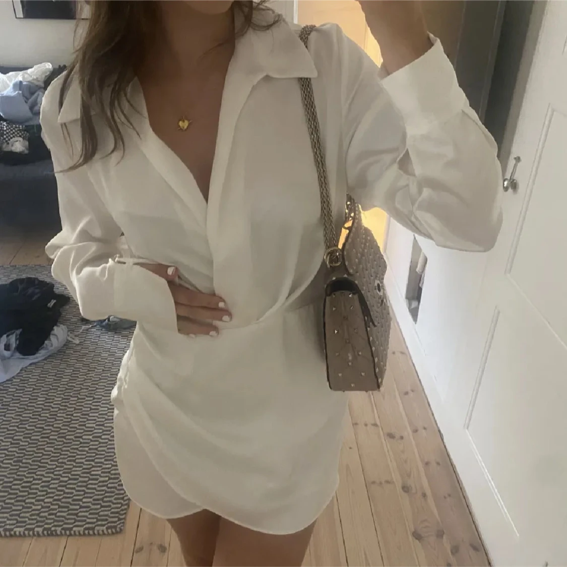 Vit omlottklänning i satinlook