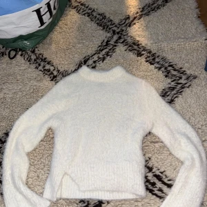 Vit stickad tröja  - Vit stickad tröja i bra skick. Storlek S