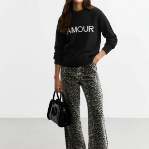 Stickad tröja  - Sååå snygg stickad tröja med text framtill🖤🖤