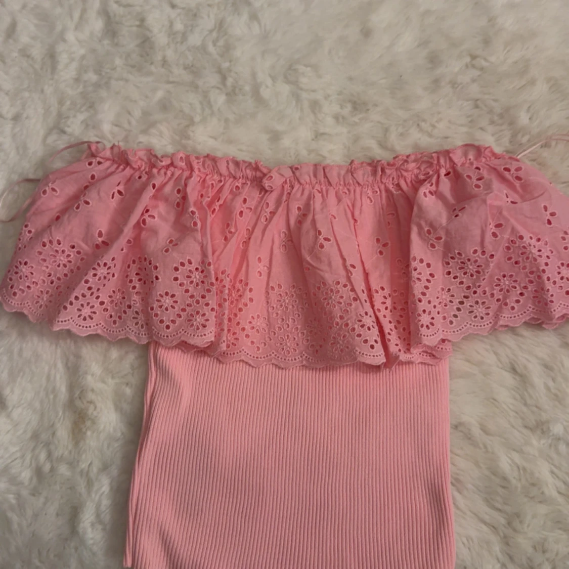 Rosa offshoulder topp med volang