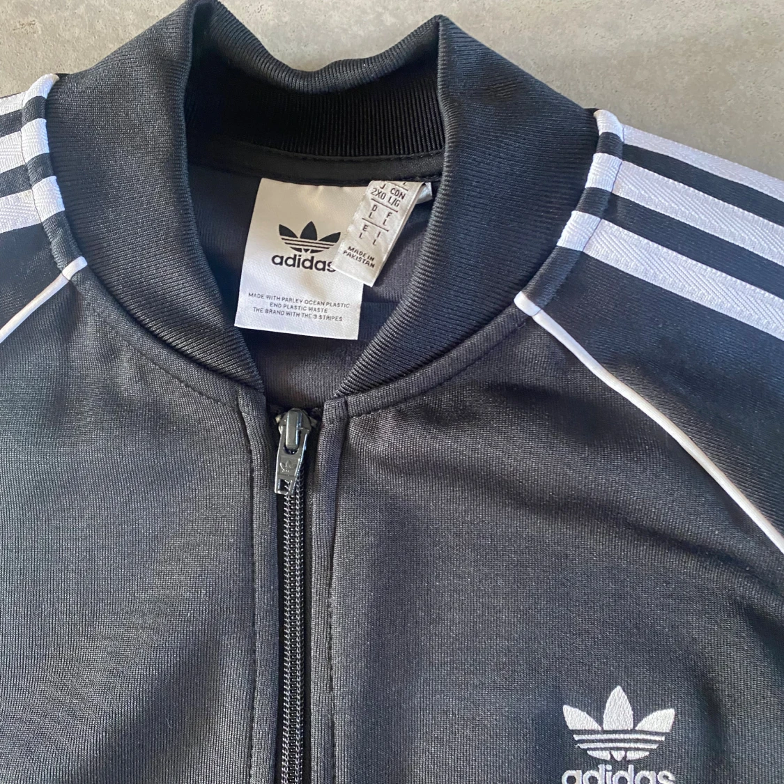 Svart Adidas track jacket med vita ränder - 1