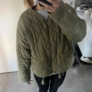 Grön quiltad jacka Zara - Säljer min jättefina gröna jacka från Zara💕Perfekt jacka nu till hösten 🤗