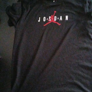 Jordan t-shirt -  Köp innan kl 20.00 och den shickas samma dag 🚛