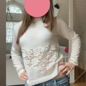 Tröja med spets  - Tröja med spets från Zara. Den är använd 2-4 gånger så i väldigt bra skick❤️ kom privat vid fler frågor eller bilder, priset diskuteras vid snabb affär!!
