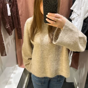 stickad tröja med luva  - Jätte fin stickad tröja med luva. Super mysigt inte alls irriterande matrial. Säljer då jag inte använder den mycket.knappt använde väldigt bra sikick. Perfekt nu till hösten💕