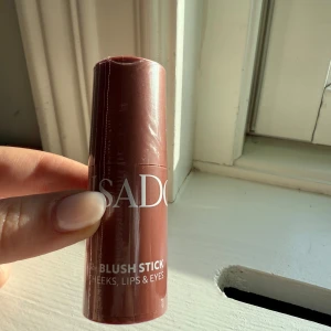 Isadora blush stick  - Säljer detta oanvända blush-stick från isadora, plasten är kvar på. En blandning mellan bronzer och blush. Super fin!!