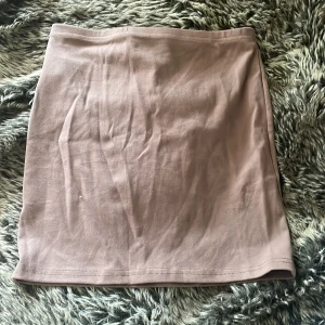 Beige kortkjol från SHEIN - Enkel och stilren brun kortkjol från SHEIN i mjuk bomullsblandning. Kjolen har en rak passform och är superenkel att matcha med olika toppar. Perfekt för dig som gillar minimalistisk stil och vill ha något bekvämt och snyggt.