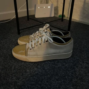 Lanvins - Pris kan diskuteras Lanvins Uk5 passar 39/41, täcken på användning finns, dessa tillverkas inte längre