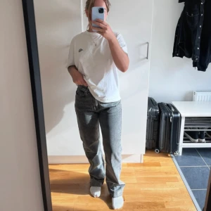 Gråa Raka Jeans Junkyard - Gråa jeans från junkyard i M modell straight off jeans, slitna längst ner och i ljumskarna samt lite på bakfickorna men fortfarande bra skick!