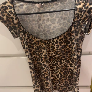 Nelly leopard topp - Jättefin leopard topp från nelly, tror modellen kallas romance top! stl XS, lätt använd men väldigt fint skick inga tydliga defekter!💕