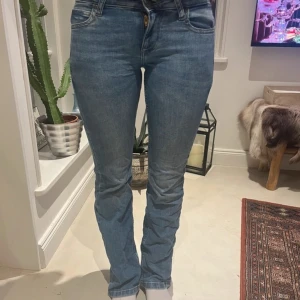 Ljusblå bootcut jeans från Lee - Snygga lågmidjade bootcut jeans i ljusblå❣️storlek W25 L33, passar perfekt för mig som vanligtvis har storlek S och är 1,72 lång! Nypris 1099kr