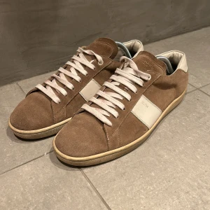 Saint Laurent Skor - Tja! Säljer nu dess snygga Saint Laurent Sl/02 skorna. De är i fint skick sulorna är lite smutsiga mest och snörena kan man se användning. Storlek 42 och passar perfekt som så. Hör av vid frågor!