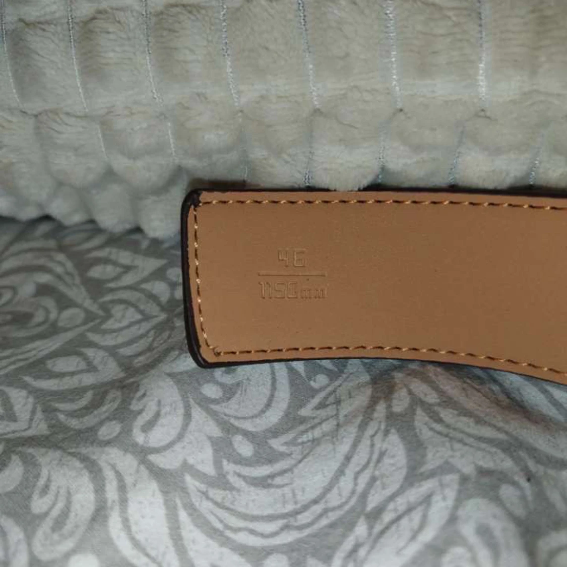 Snyggt svart bälte med guld logga - 2