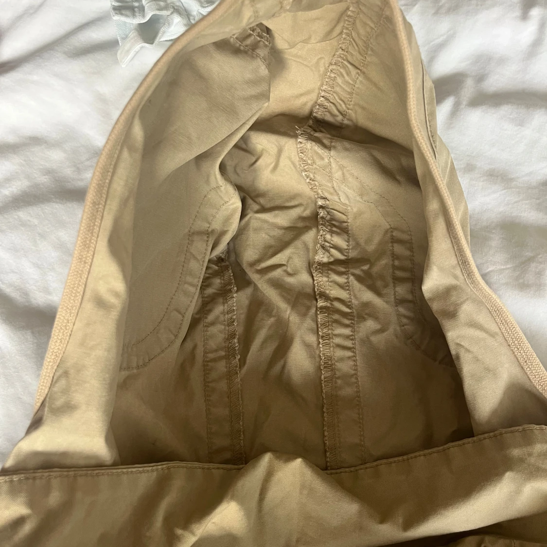 Beige trench coat med huva och snörning - 3