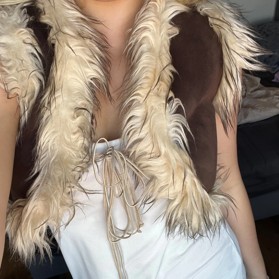 Brun pälsväst med mönster  - 2