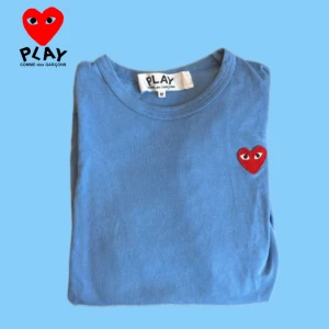 Comme des Garçons Play t-shirt - Blå t-shirt från Comme des Garçons Play som är i storlek M men passar mer som S då deras passformer är lite mindre. Den är i bra skick och Retail ligger på 1049 kr mittpris 450. Kan gå ner i pris vid snabb affär mvh Liam!😁