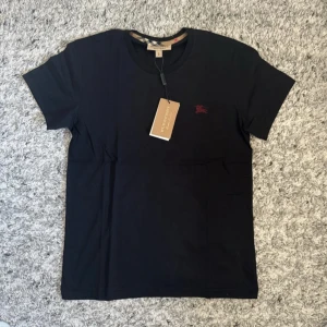 Burberry Tröja – Svart - Burberry Tröja – Svart 👕 Storlek: M (kan justeras om du har annan storlek) ✨ Skick: 9/10 – mycket fint skick, sparsamt använd 🖤 Färg: Svart 💎 Märke: Burberry
