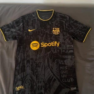 Barcelona Fotbollströja Nike - Säljer den här svart och gula special edition Barcelona tröjan. Den är i storlek M och jag säljer den för att jag inte har använt den så mycket på grund av att den är lite för stor för mig därav mycket bra skick. Inget namn eller nummer på ryggen.