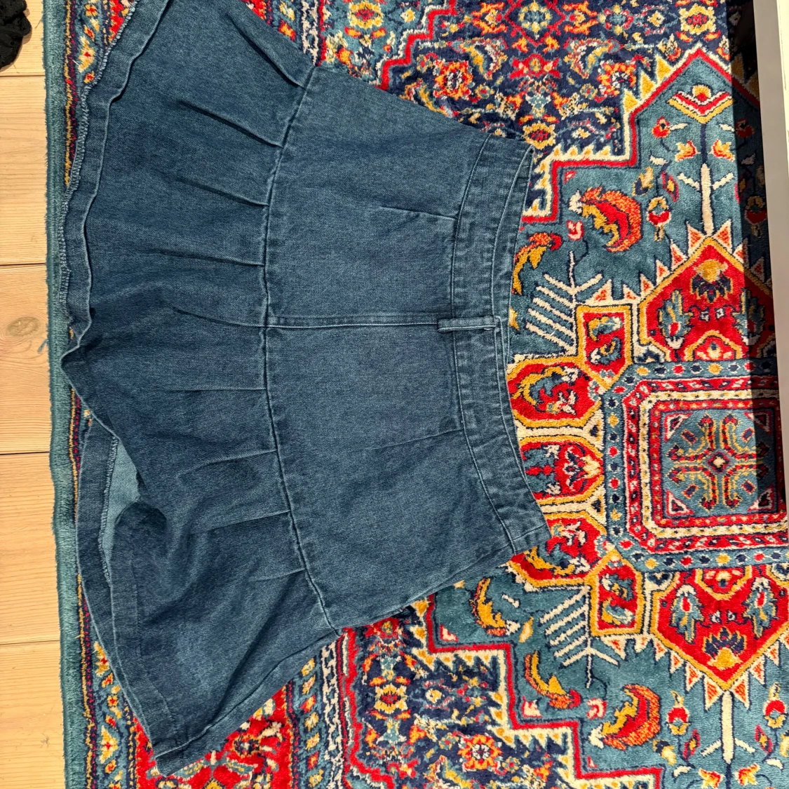 Blå jeanskjol med volang - 1