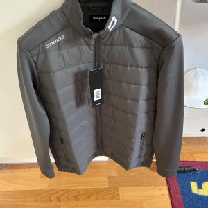 Golf jacka och tröja - Säljer en grå golf jacka och en grå golf halfzip tröja i storleken s frön druids, den är helt nya och oanvända säljer eftersom att dem inte passade mig. Ni kan antingen köpa båda för 700kr eller en för sig för 350kr skriv för frågor så svarar jag så snabbt jag kan 