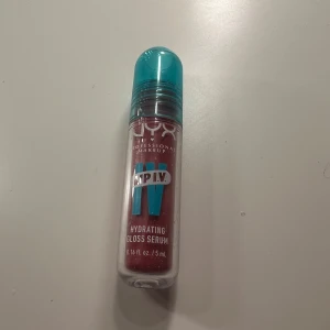 NYX Hydrating Gloss Serum Bubblegum Burst - Endast testad, NYX Professional Makeup Hydrating Gloss Serum i färgen 07 Bubblegum Burst. Ett glossigt läppserum med återfuktande formula och en söt rosa nyans. Kommer i en genomskinlig tub med turkos kork och rymmer 5 ml.