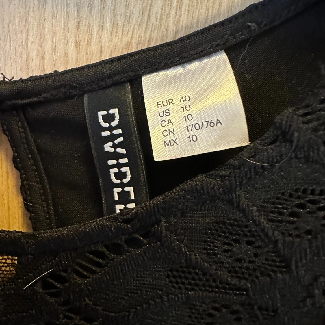 Svart spetbyxdress  från DIVIDED strl: 40 - 2