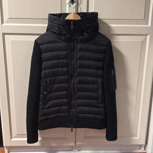 Moncler Tricot Cardigan - Tja! Säljer en sjukt snygg Moncler Tricot Cardigan i färgen svart. Ger din outfit en lyxig touch passar perfekt till både vardag och fest och perfekt inför hösten som kommer nu. NFC Scan finns på loggan och insidan. Bevis att NFC funkar kan ni få om ni skriver till mig. Skick: 9/10 använd ett fåtal gånger inga defekter fortfarande i fint skick. Storlek: S passar dig från 165 till 180 ish. Pris: 2299kr pris kan självklart diskuteras vid snabb affär💨Kom DM vid fler bilder eller funderingar🥰