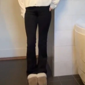 Svarta bootcut jeans - Säljer mina svarta bootcut jeans från gina tricot🩷 Jättefina till vardags men även men en finare topp