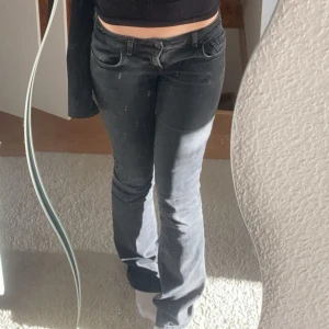 Ltb jeans roxy  - mörk gråa ltb ( egentligen svarta men de har blivit tvättade många ggr) strlk 25/36, skriv om ni vill ha mått eller fler bilder 💗💗