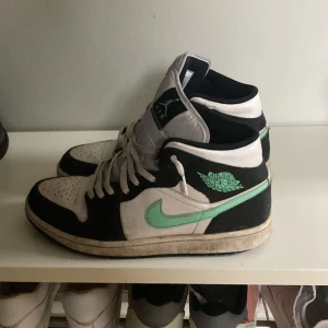 Jordan 1 storlek 42.5 - Säljer nu mina jordans och de kommer tvättas och göras i ordning ungefär som nya när de skickas. Pris kan diskuteras, ca 1 år gamla, sparsamt används , original sko låda kommer med 