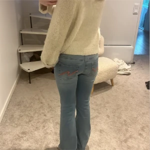 Nelly jeans - Lågmidjade Nelly jeans, har lite slitningar men inget man tänker på, se sista bild❤️
