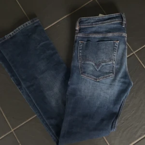 Bootcut Diesel jeans - Tjena säljer nu dem här feta Jensen från Diesel Industry i passform Bootcut/flared. Storlek 30/32. Otroligt skönt och stretchigt material!  Hör av dig vid funderingar!