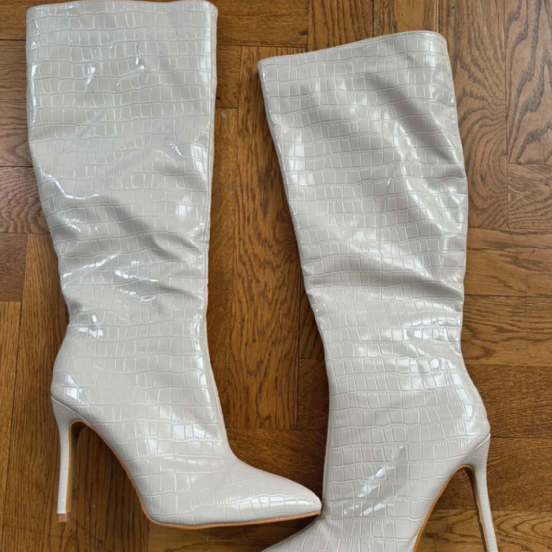 Vita höga stövlar med krokoprägling - 2
