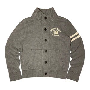 Abercrombie and Fitch kofta - Abercrombie & Fitch kofta i storlek L. Jag på bilden är 180 cm. Mått: armhåla till armhåla - 54 cm, längd - 62 cm. Skriv för fler bilder och frågor! 