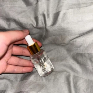 OUHOE Snake Venom Peptide Eye Essence - Genomskinligt serum i glasflaska med pipett och guldfärgat lock. OUHOE Snake Venom Peptide Eye Essence är en lyxig ögonessens som kommer i en smidig flaska. Perfekt för dig som vill boosta huden runt ögonen med peptider.