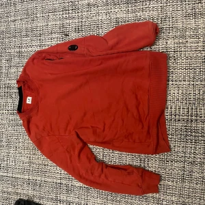 Cp.company röd sweatshirt M - Röd sweatshirt ifrån c.p company fint skick skulle säga nyskick, storlek M passar perfekt på mig 175cm 76kg