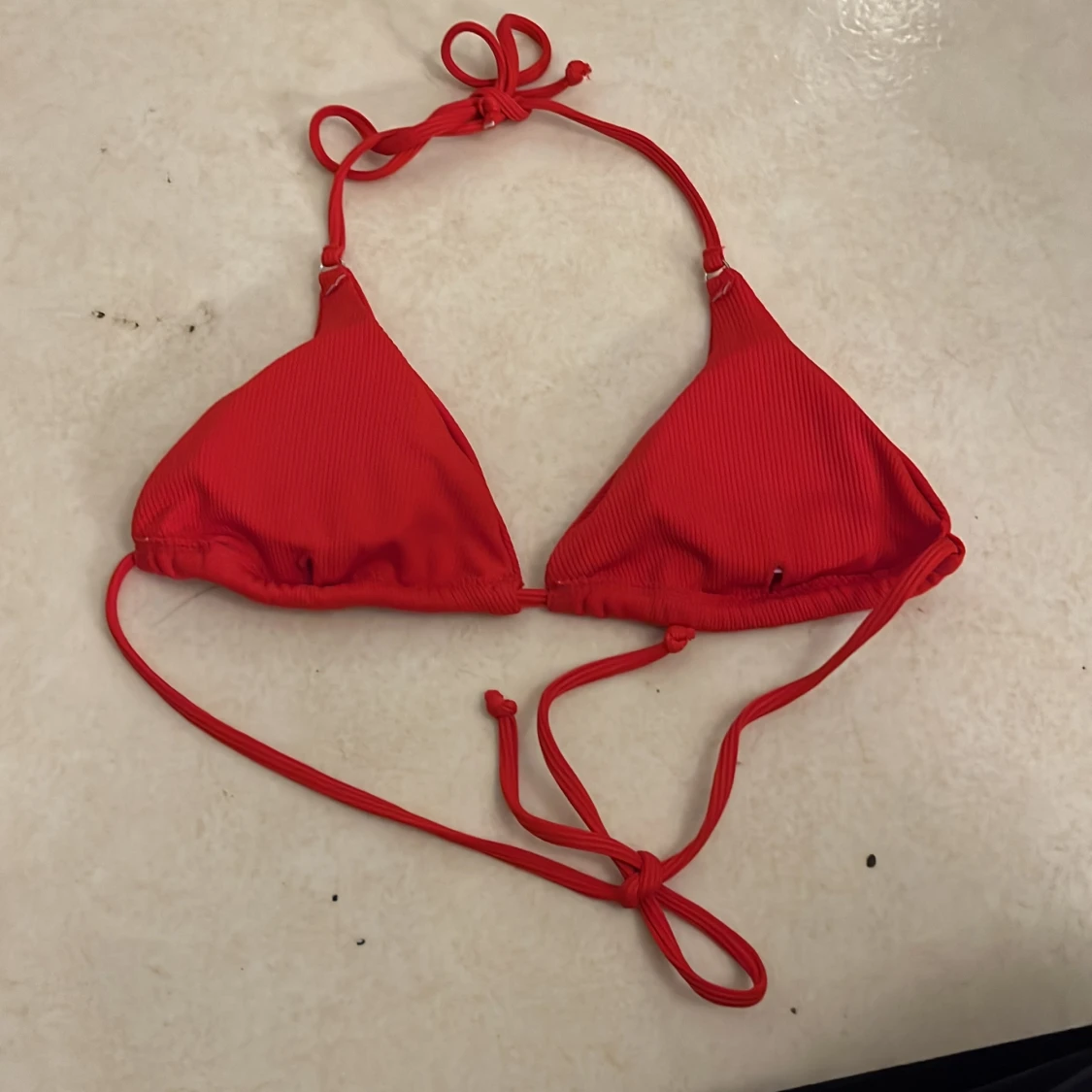 Röd ribbad bikini med knyt - 3