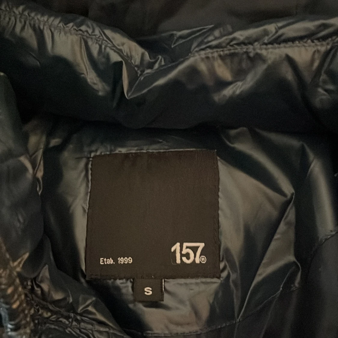 Svart pufferjacka från 157 med huva - 1