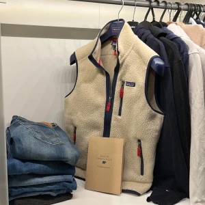 Patagonia väst  - Tjenare! Säljer nu min Patagonia fleece väst i storlek S. Har kvittot kvar! Det är bara att höra av dig om det är något du fundera över MVH Olle!