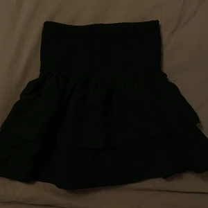 Svart volangkjol - Svart volangkjol! Helt ny, aldrig använd.