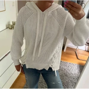 Stickad hoodie med knytning  - Såå snygg och eftertraktad tröja som ej går att få tag på längre!🤍🤍