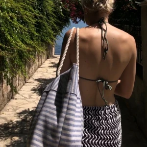 Svartvit mönstrad minikjol - Säljer en svartvit minikjol med vågigt mönster. Kjolen har en rak passform med stretch och är gjord i ett mjukt bomullsmaterial som känns skönt mot huden. Perfekt för varma dagar och enkel att matcha med en bikini eller topp.