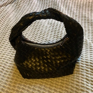 Svart flätad väska  - Svart liten flätad väska från Gina tricot❣️