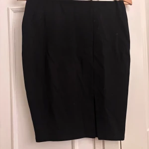 Svart pennkjol i bomull - Kjolen är knälång och är bara använd ett fåtal gånger